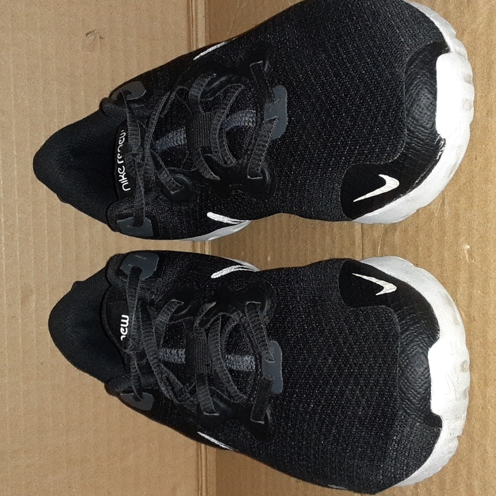 Nike women's "Renew" sneakers